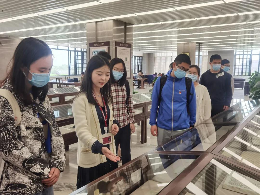 孙雅馨老师向同学们介绍"大钊阅览室"展品